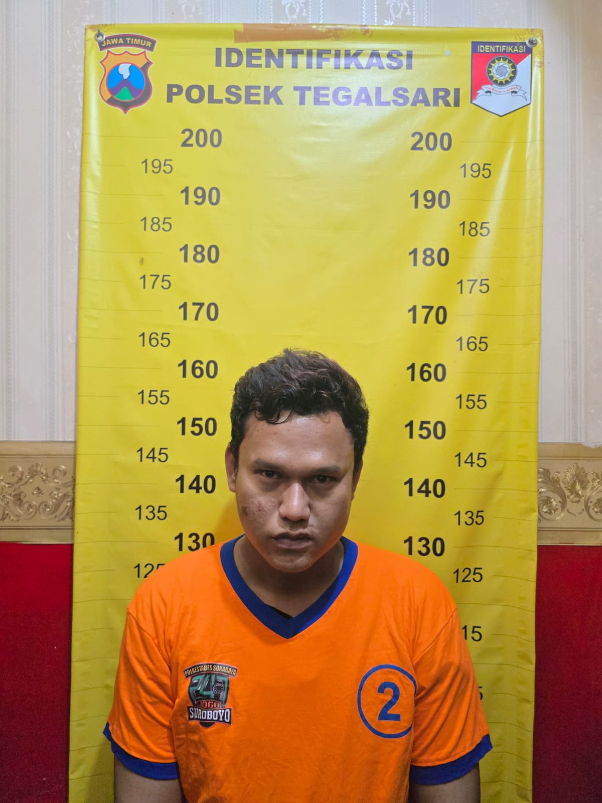 DIAMANKAN : Tersangka pencuri motor saat dihajar massa di Jalan Darmo, Surabaya. Ia mencuri motor korban yang sedang melihat kebakaran di Pizza Hut. (IST/RADAR SURABAYA)