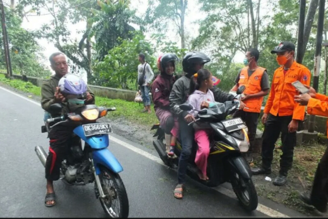 Sejumlah warga mulai menjauh dari kawasan Gunung Raung di perbatasan Jember, Bondowoso, Banyuwangi.