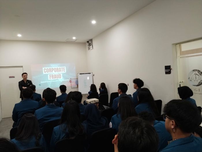 BERBAGI: Managing Partner Ansugi Law Michael Sugijanto memberikan materi financial crimes kepada puluhan mahasiswa Fakultas Hukum (FH) Universitas Airlangga (Unair) Surabaya, Jumat (13/6).