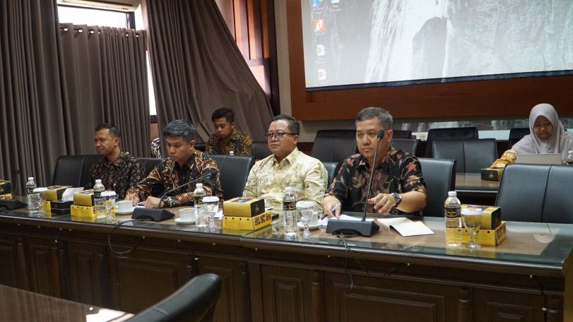 RAPAT: Pemimpin Wilayah Perum BULOG Kanwil Jawa Timur Langgeng Wisnu Adinugroho (batik kuning) saat rapat kerja bersama Komisi B DPRD Jawa Timur dan Dinas Pertanian dan Ketahanan Pangan Jawa Timur
