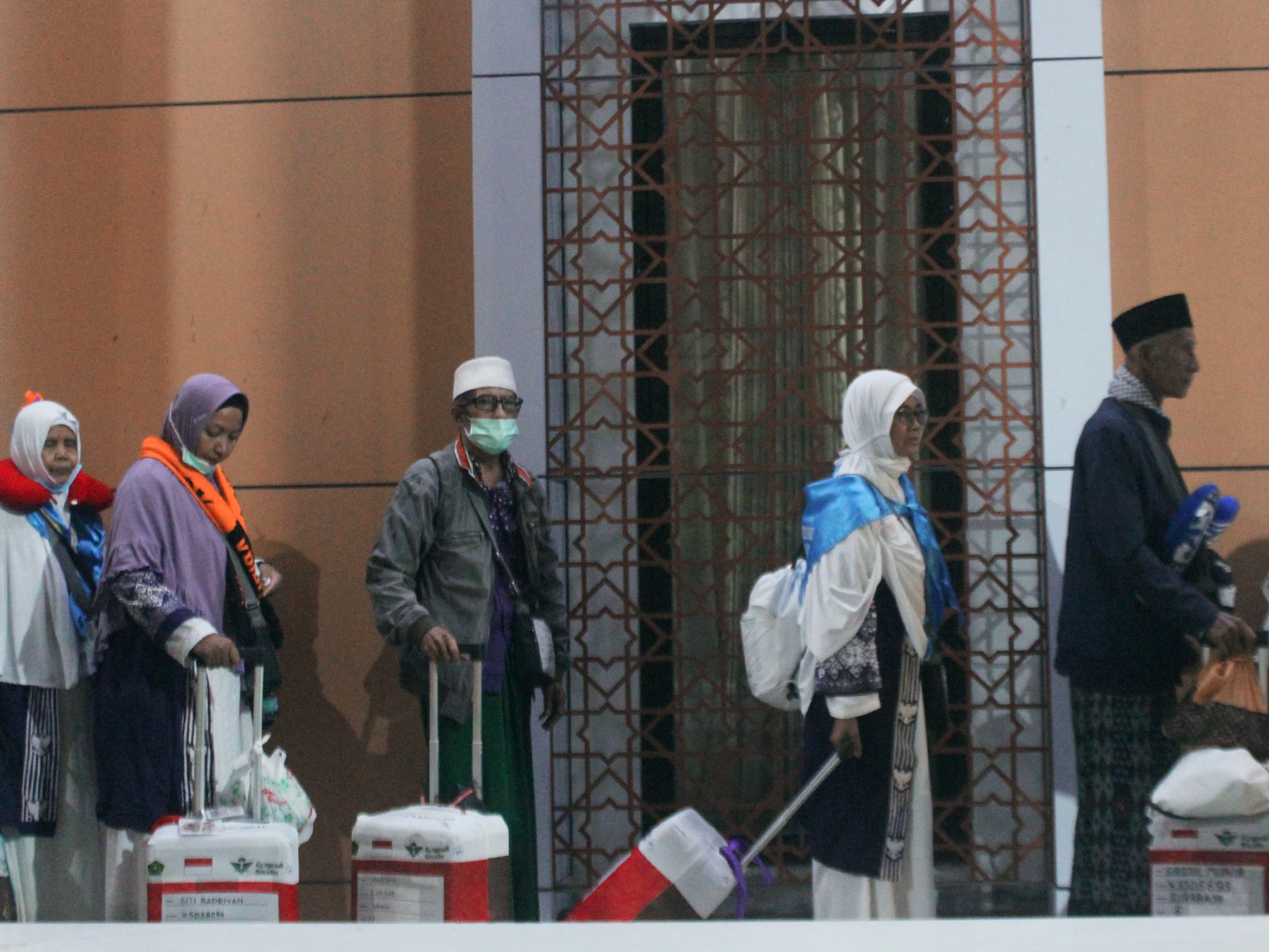 DI TANAH AIR: Jemaah haji saat tiba di Asrama Haji Debarkasi Surabaya setelah melakukan rangkaian ibadah haji di Tanah Suci satu bulan lebih.