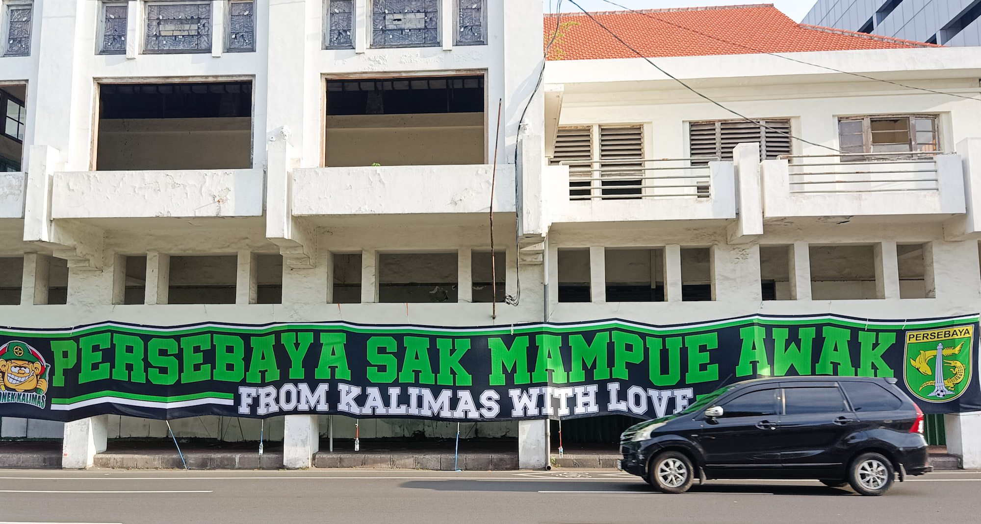 Spanduk dukungan Persebaya bertebaran di penjuru kota Surabaya.