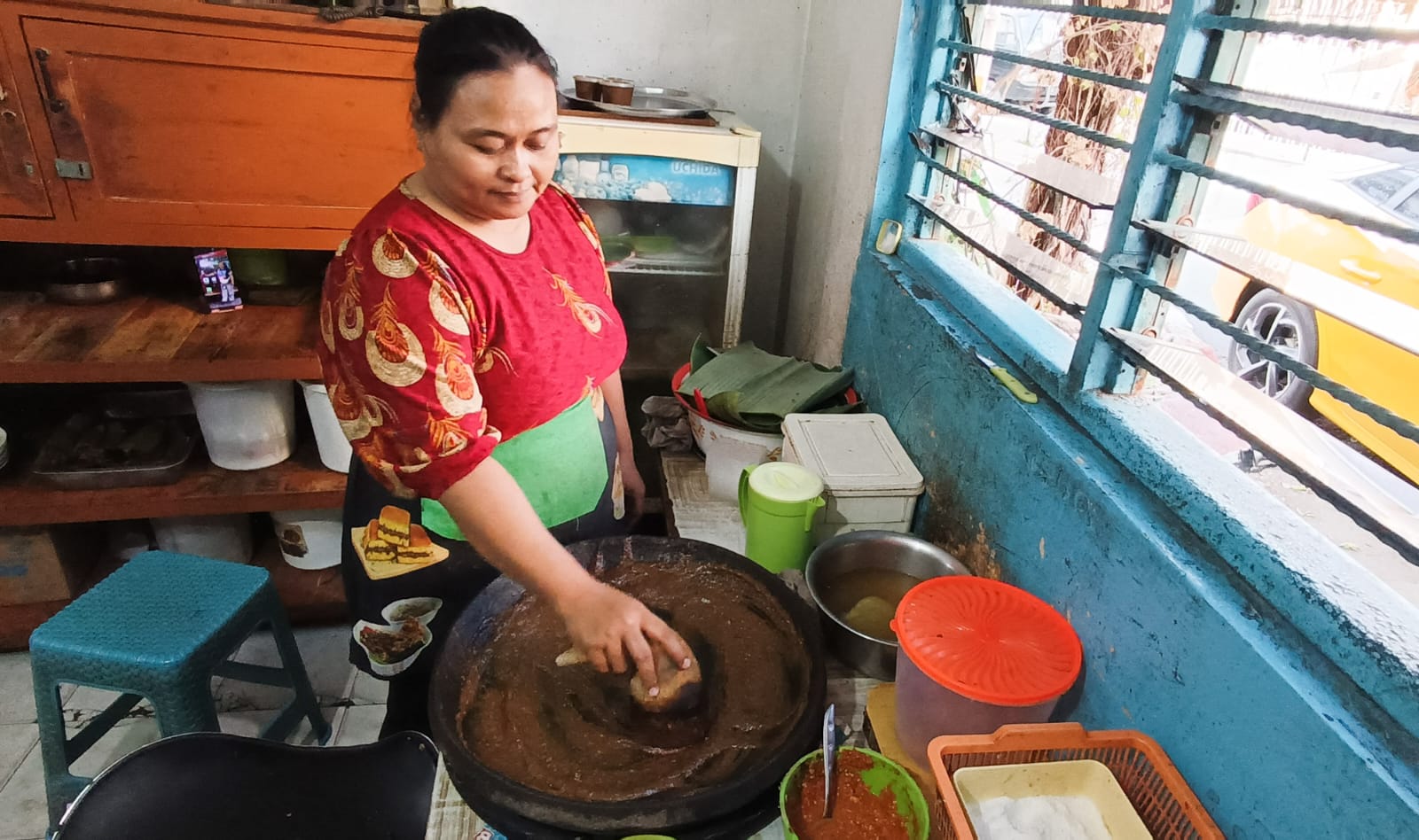 LEGENDARIS: Salah satu juri racik rujak cingur legendaris di kawasan Genteng Durasim, Surabaya, mempersiapkan pesanan pelanggannya. (ANDY SATRIA/RADAR SURABAYA)