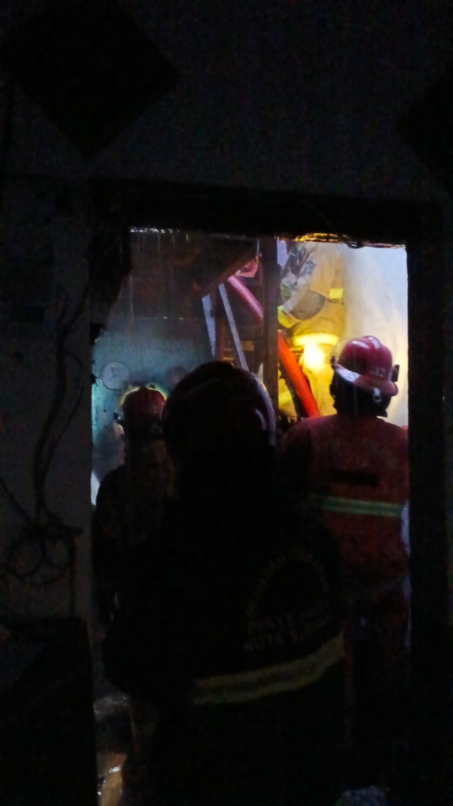 PEMADAMAN : Petugas DPKP Surabaya saat memadamkan api yang membakar lantai II rumah di Jalan Tambak Asri, Surabaya. (IST/RADAR SURABAYA)