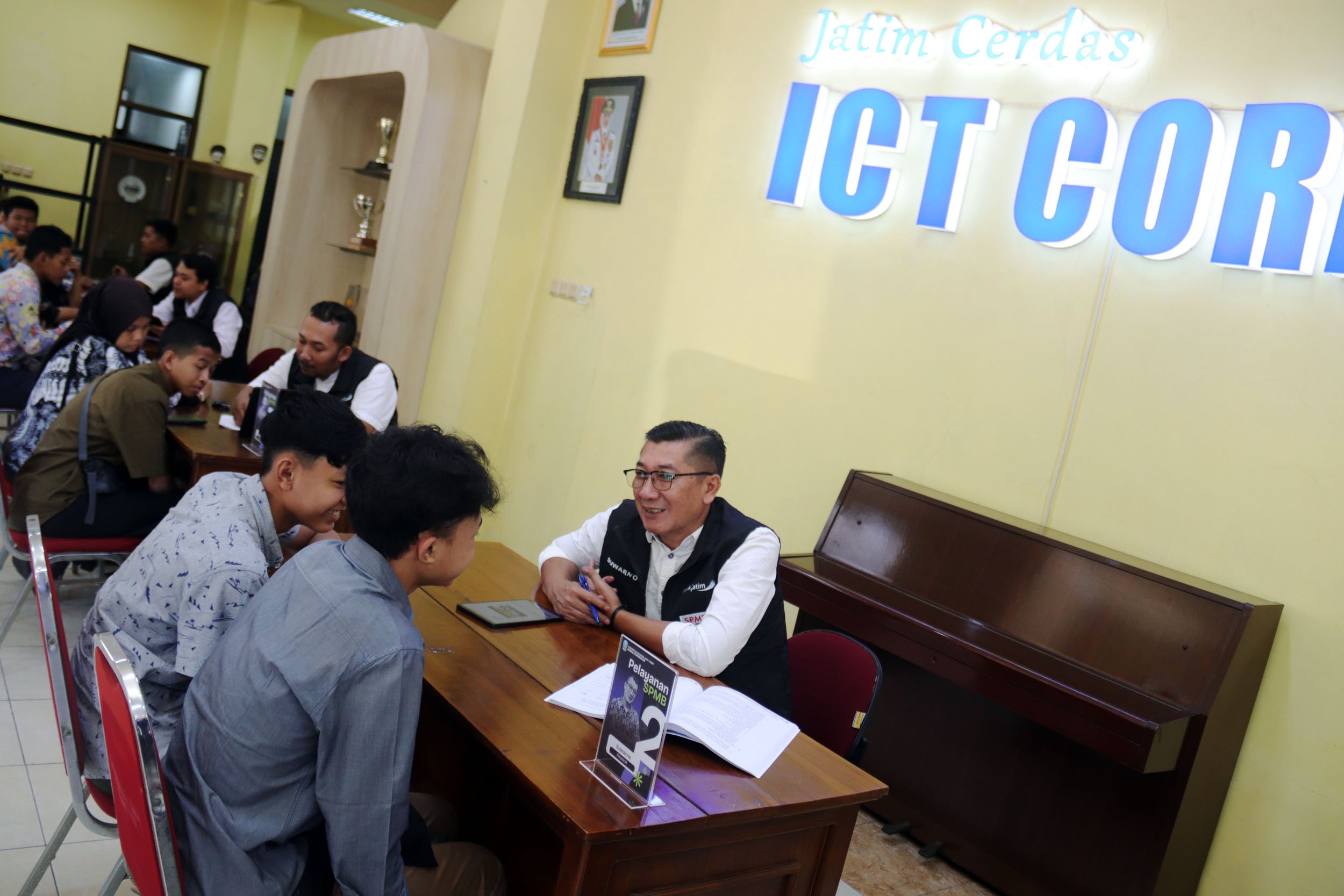Calon siswa saat mendatangi Posko SPMB di Dispendik Jawa Timur.