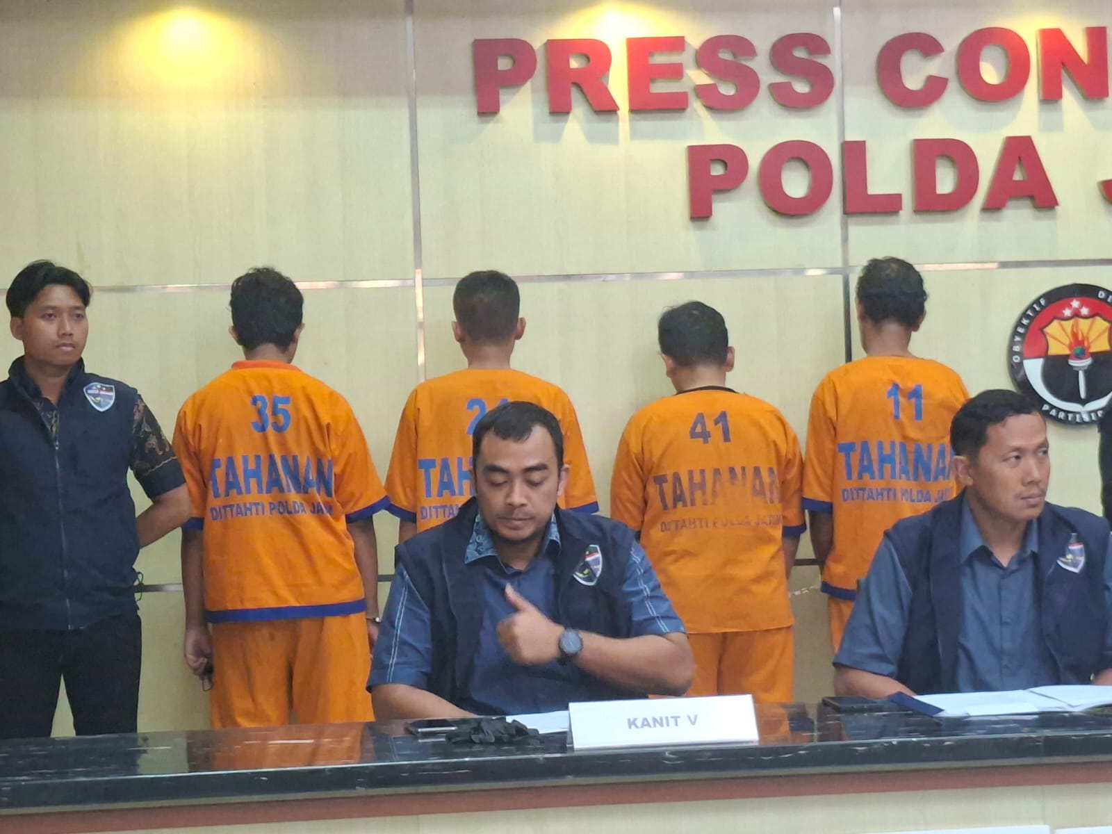 DIBONGKAR : Empat tersangka diamankan Ditressiber Polda Jatim terkait grup WA gay di Surabaya. (MAHRUS/RADAR SURABAYA)