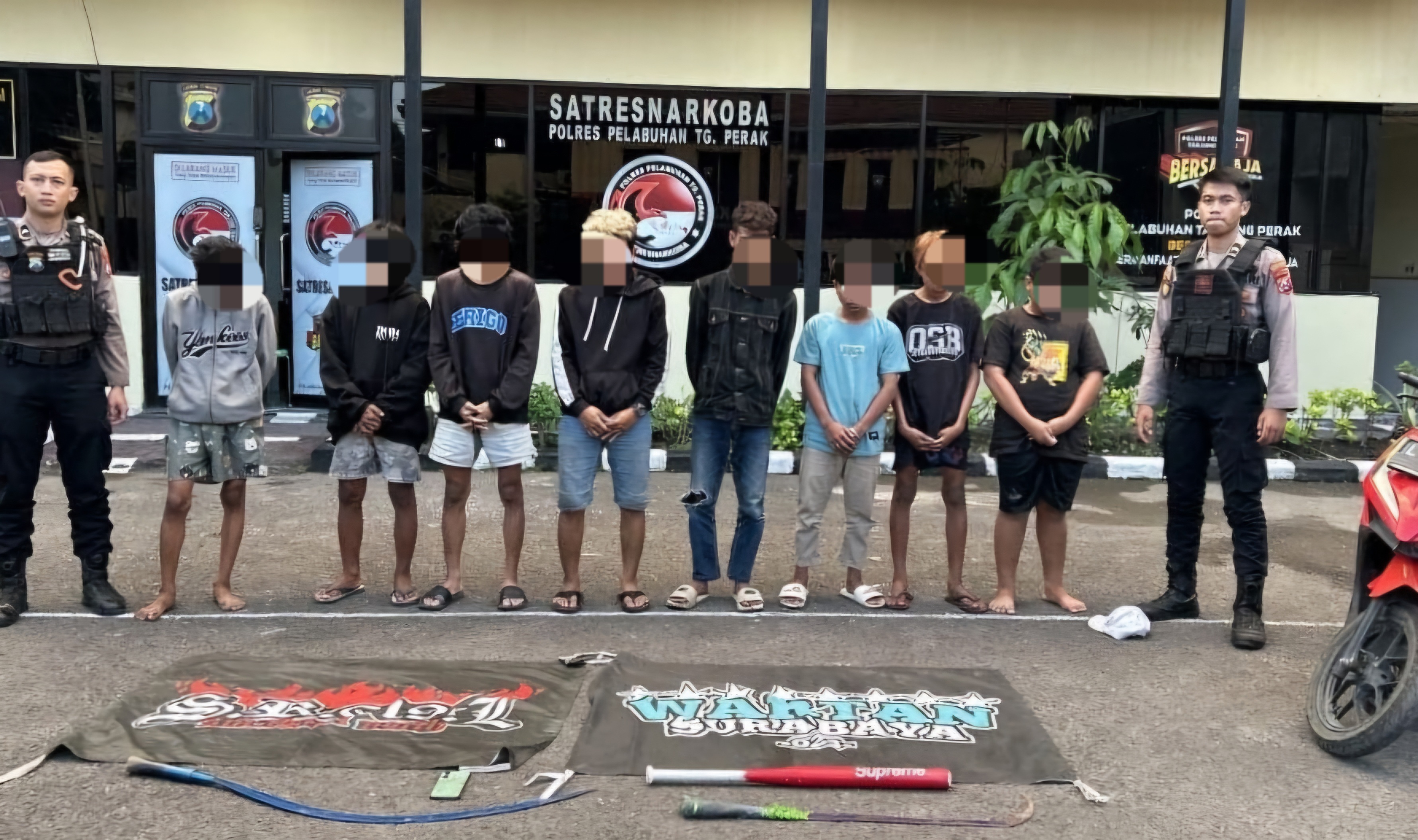 DIAMANKAN : Delapan remaja diamankan Sat Samapta Polres Pelabuhan Tanjung Perak di Jalan Bolodewo, Surabaya. Polisi juga mengamankan sajam serta bendera dari lokasi. (IST/RADAR SURABAYA)