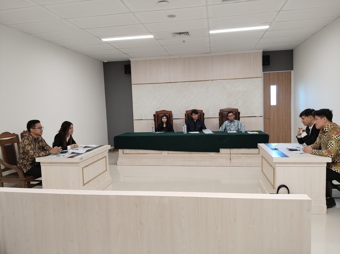 SERIUS: Mahasiswa FH Unair mainkan simulasi negosiasi kontrak antara pihak kreditor dan debitor dalam babak final Internal Contract Drafting and Negotiation Competition (ICDNC) 2025, Sabtu (14/6).