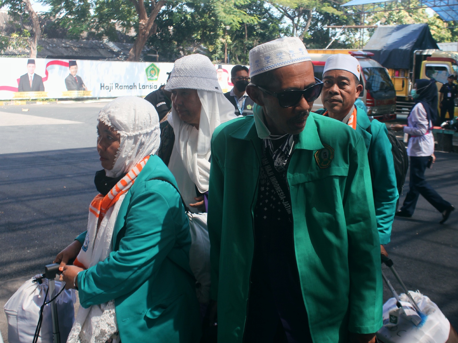 DIPANTAU: Jemaah haji saat tiba di Asrama Haji Debarkasi Surabaya. Hingga Minggu (15/6), jemaah yang di-swab antigen sebanyak 13 orang dari 11 kloter yang sudah tiba.