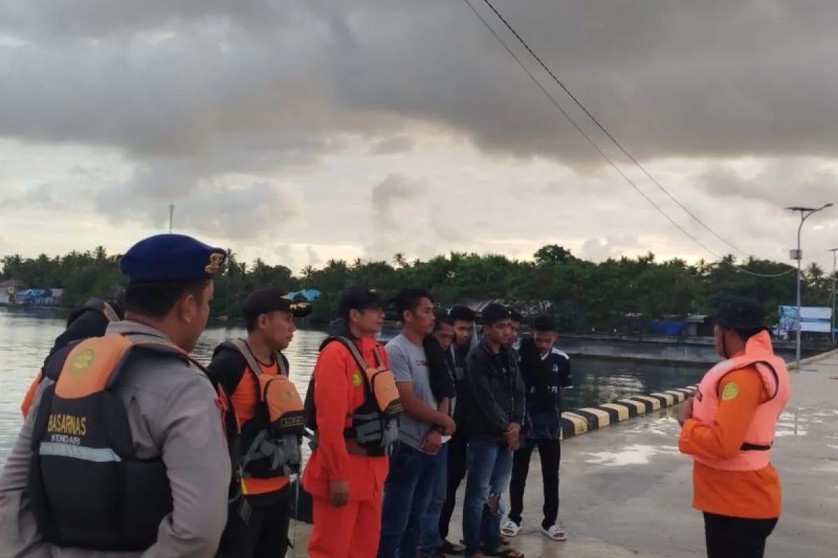 Tim SAR saat mengevakuasi para korban ke Pelabuhan Wanci, Kabupaten Wakatobi, Sulawesi Tenggara.