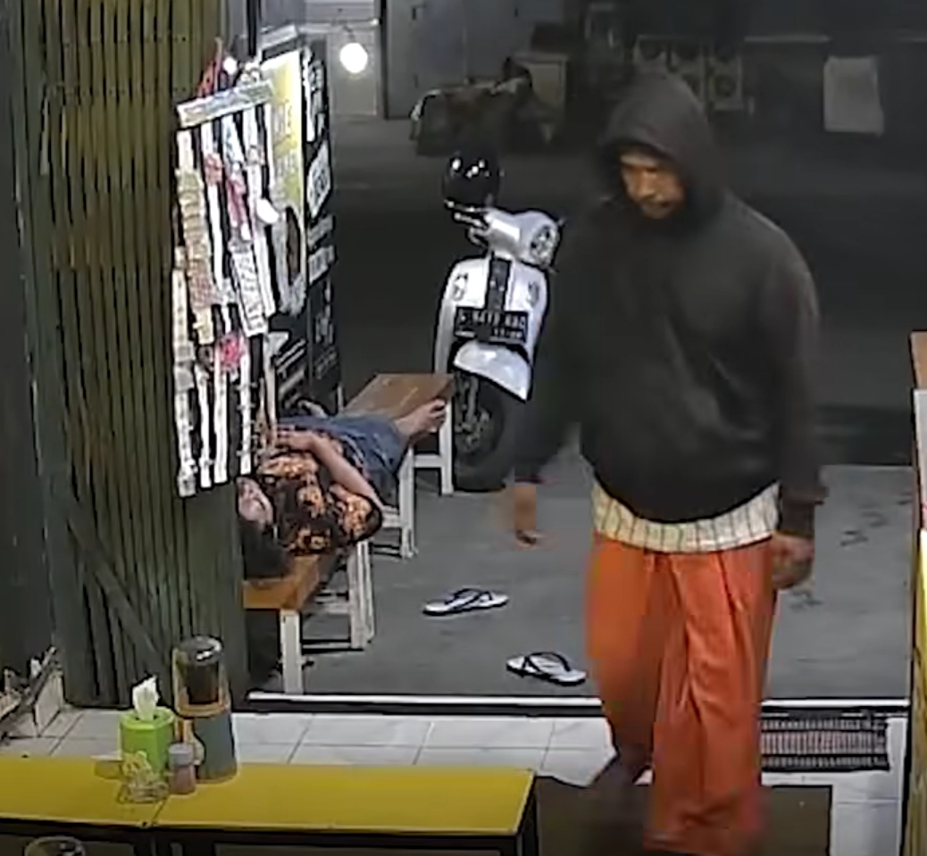 SANTAI : Pelaku pencurian HP memakai sarung dan jaket terekam CCTV saat beraksi di kedai jus Jalan Kutisari Utara, Surabaya. (IST/RADAR SURABAYA)