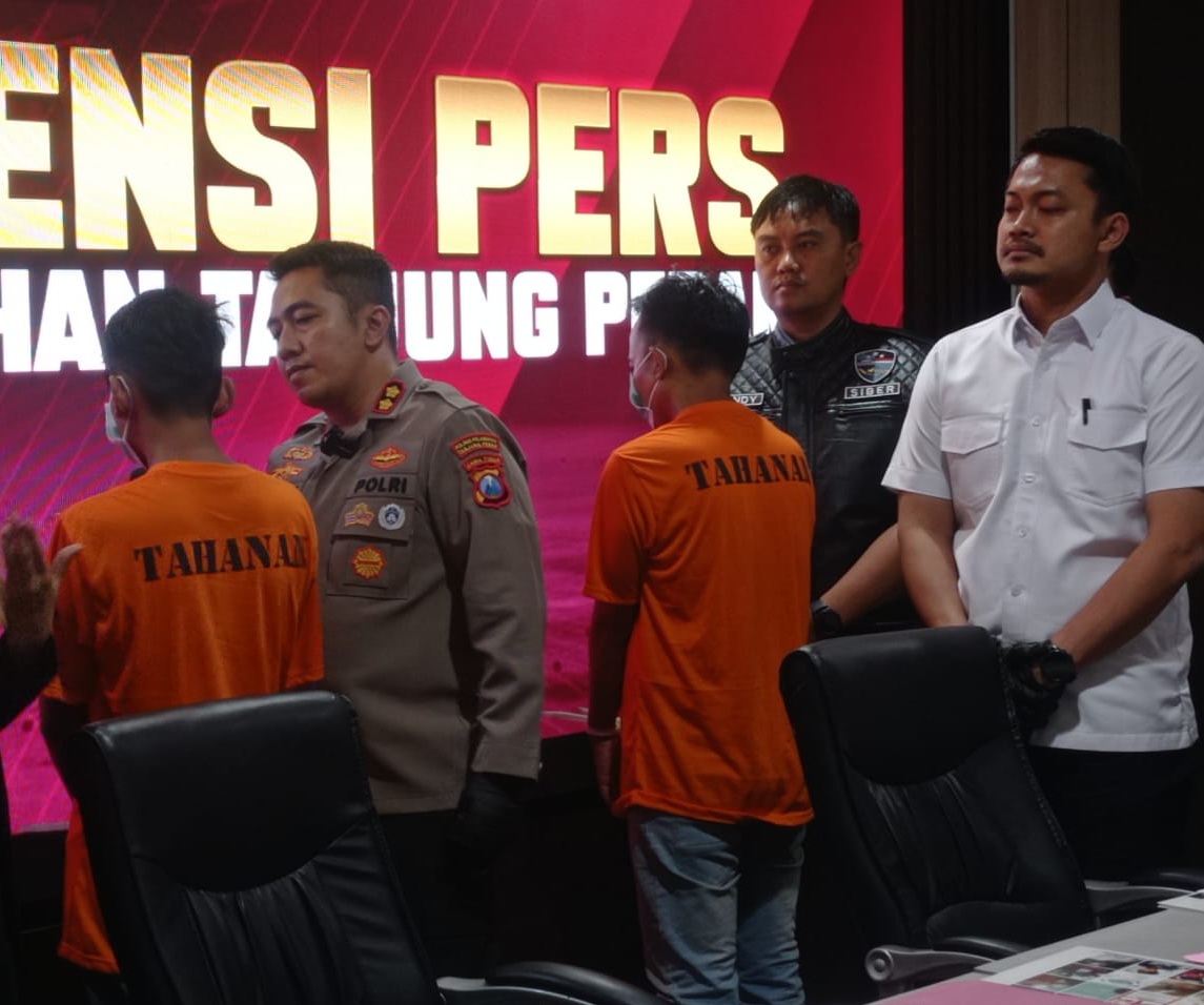 DIAMANKAN : Kapolres Pelabuhan Tanjung Perak AKBP Wahyu Hidayat saat bertanya pada admin grup FB Gay Khusus Surabaya MFK. (SURYANTO/RADAR SURABAYA)
