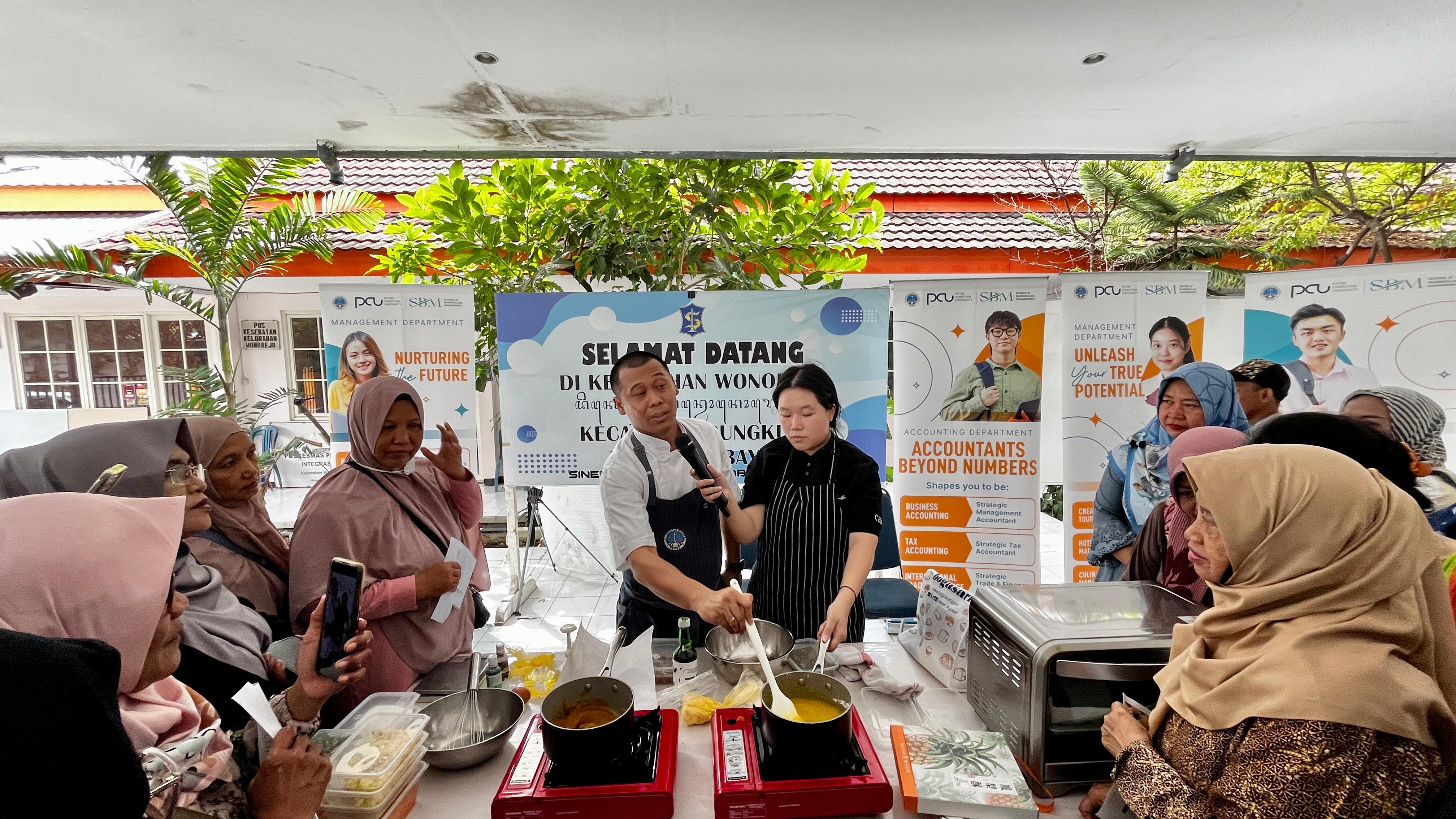 OLAHAN BARU: Program Coordinator Culinary Business Management UK PETRA, Agung Harianto saat live cooking nastar dari mangrove, Sabtu (14/6).