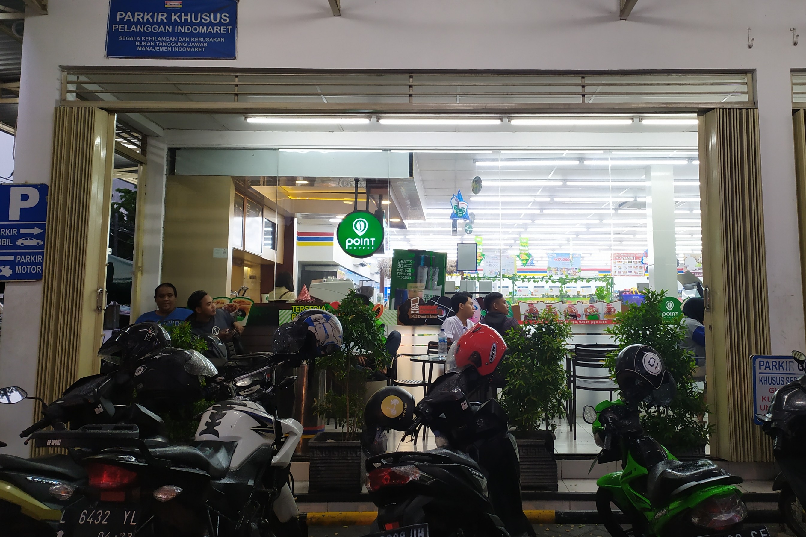 Ilustrasi parkir di minimarket.