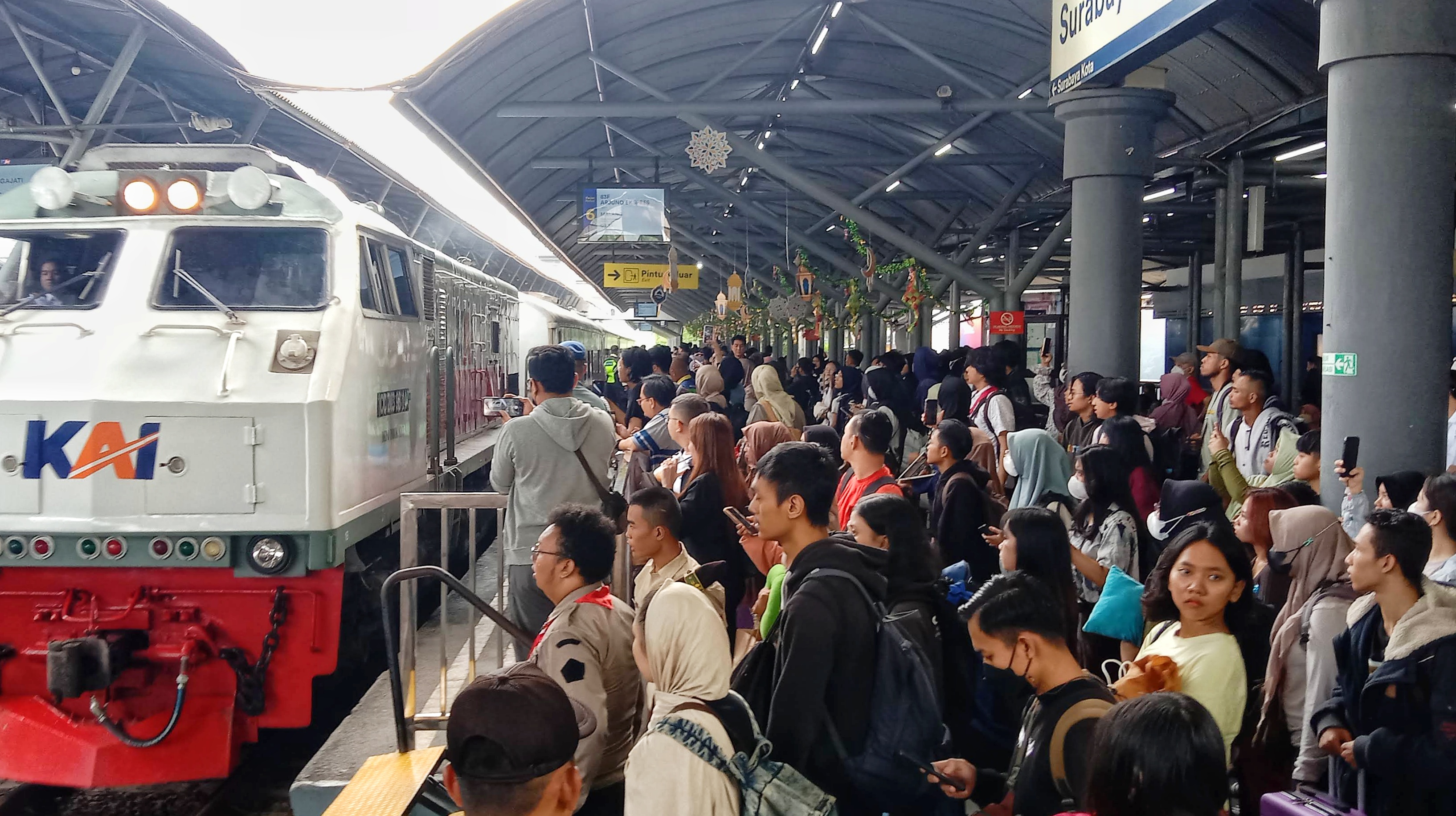 Dengan hadirnya WiraWiri dan Bus Damri memudahkan penumpang kereta api di Stasiun Surabaya Gubeng untuj mengakses transportasi massal.