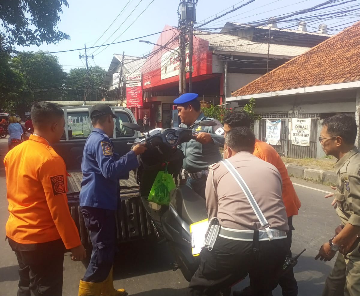 EVAKUASI : Sepeda motor korban Asal Candi Lontar, Surabaya, saat dievakuasi usai terlibat kecelakaan di Jalan Ikan Dorang, Surabaya. (IST/RADAR SURABAYA)