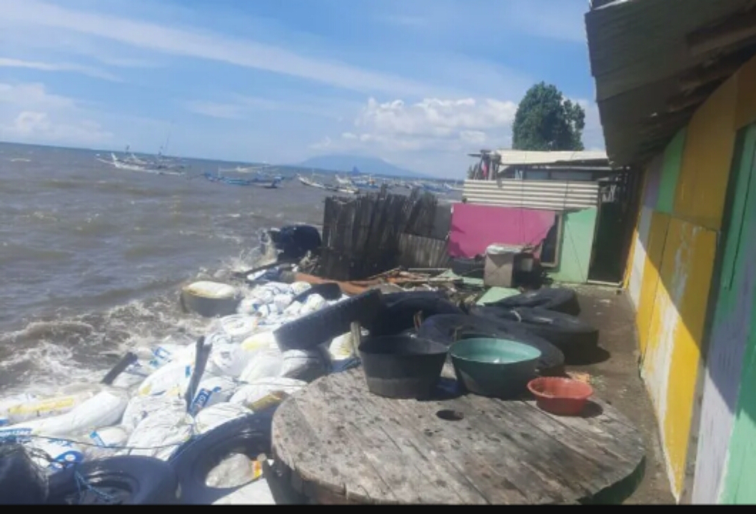 Rumah warga Situbondo yang diterjang gelombang pasang.