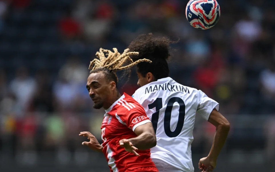 Bek Bayern Munich, Sacha Boey, berjuang untuk merebut bola dengan gelandang Auckland City, Dylan Manickum, dalam pertandingan Piala Dunia Klub 2025. Foto: FEDERICO PARRA/AFP