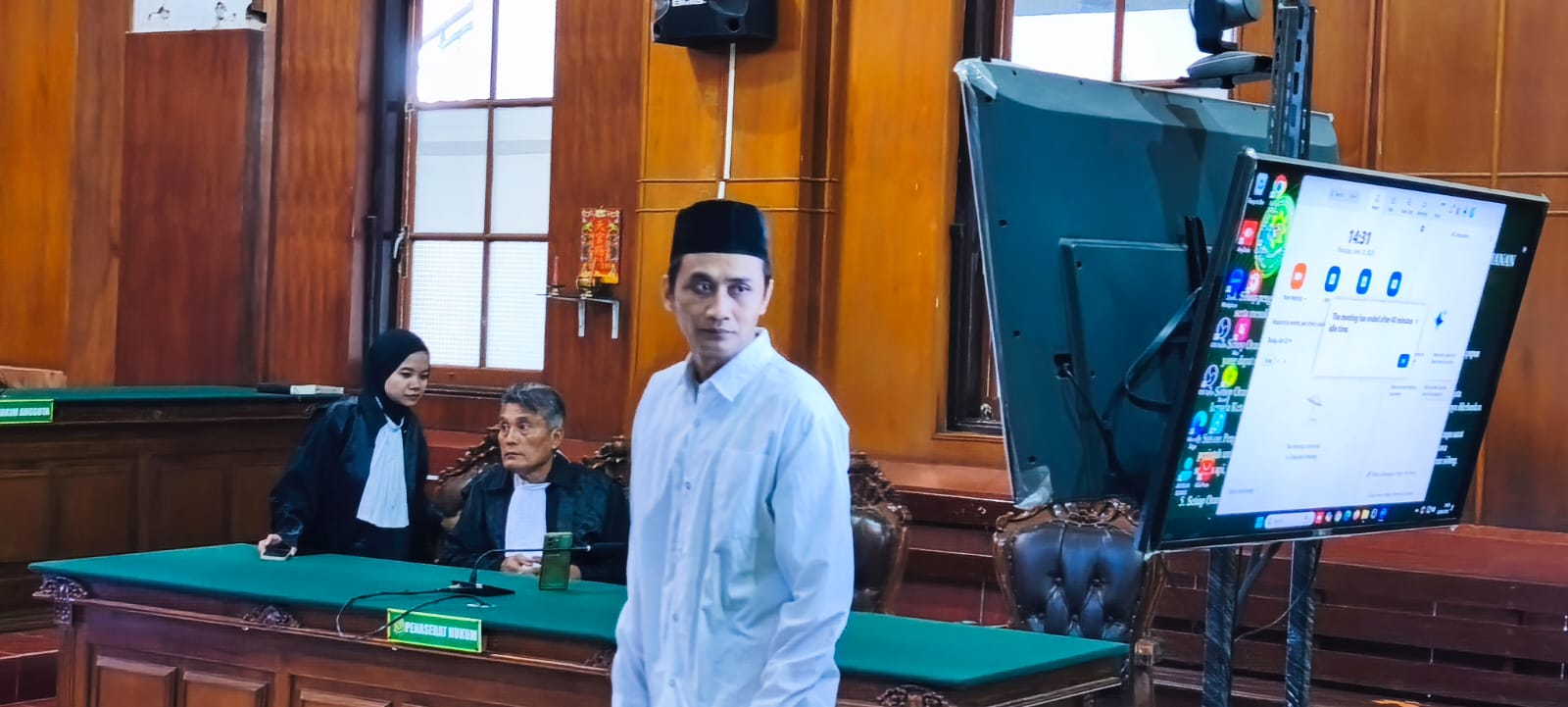 TERIMA : Selamet saat menjalani sidang di PN Surabaya. Warga Tambak Gringsing, Surabaya, Ini divonis 7 tahun penjara karena mengedarkan SS. (SURYANTO/RADAR SURABAYA)