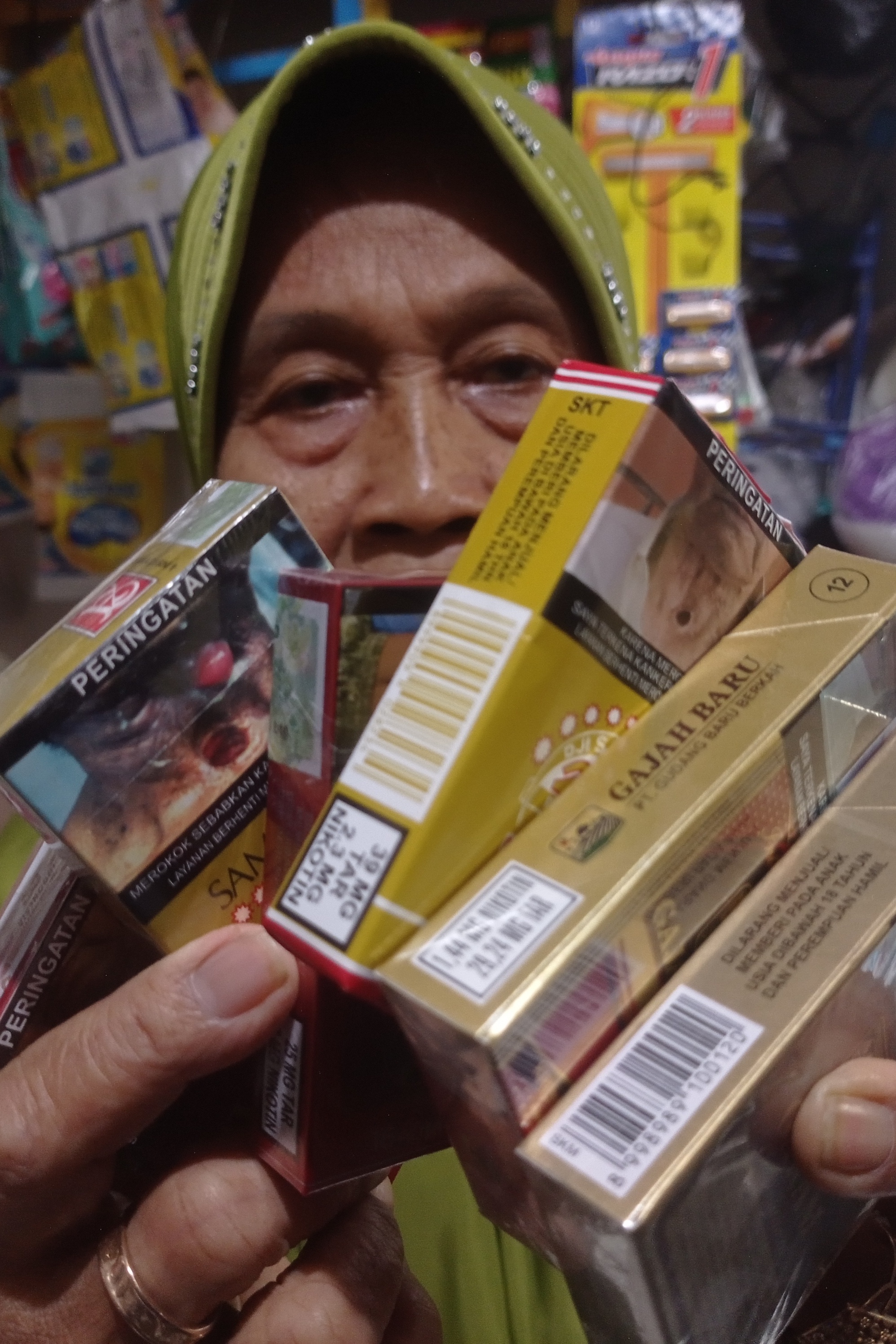 Pengusaha mengeluhkan penjualan rokok mengalami penurunan rata-rata sekitar 10 persen
