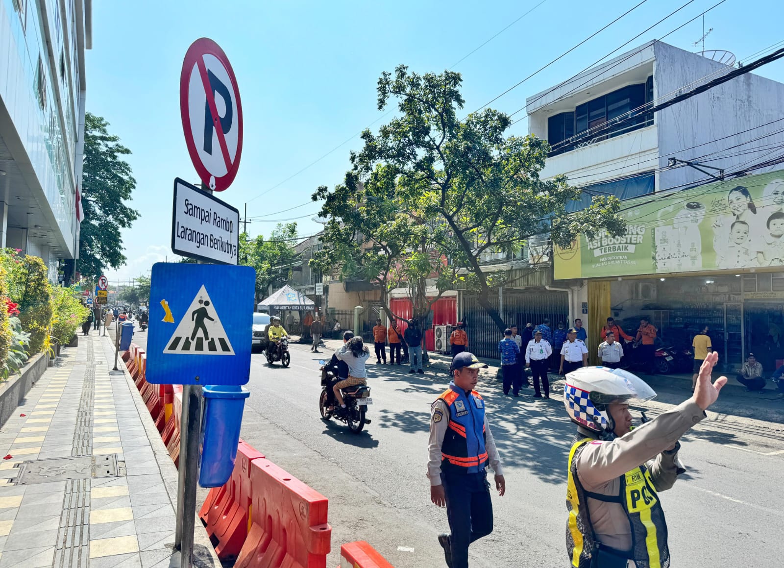 TEGAS: Dishub Surabaya Pasang Rambu larangan parkir dan menghalau pengendara yang hendka berhenti di sekitar area RSUD Soewandhie. (DIMAS MAHENDRA/RADAR SURABAYA)