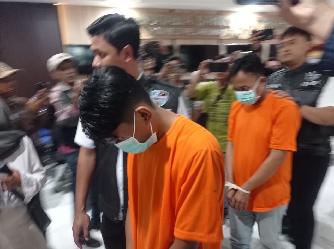 DITANGKAP : Admin dan satu anggota grup FB Gay Khusus Surabaya saat diamankan Satreskrim Polres Pelabuhan Tanjung Perak. (SURYANTO/RADAR SURABAYA)