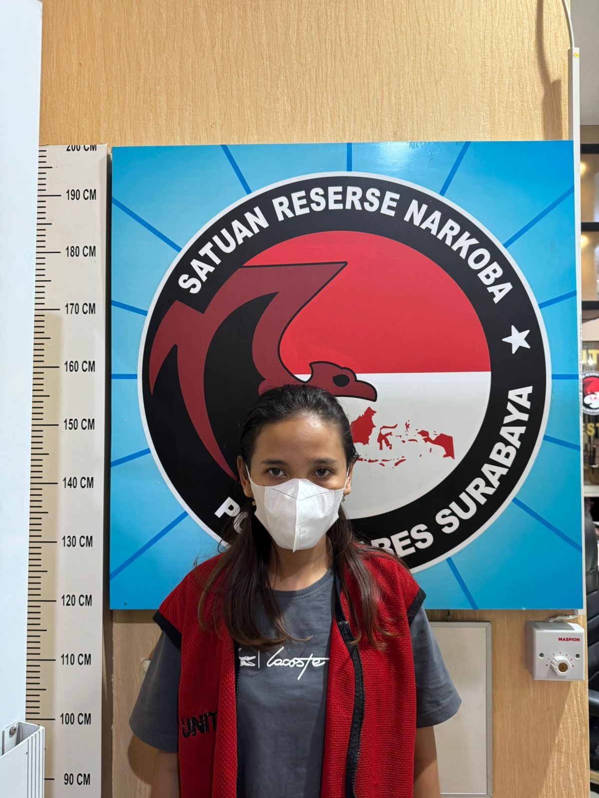 DITAHAN : Tersangka IKS ditangkap Satresnarkoba Polrestabes Surabaya di rumahnya Jalan Banyuurip Wetan, Surabaya. Ibu rumah tangga ini ditangkap usai menjadi kurir sabu. (IST/RADAR SURABAYA)