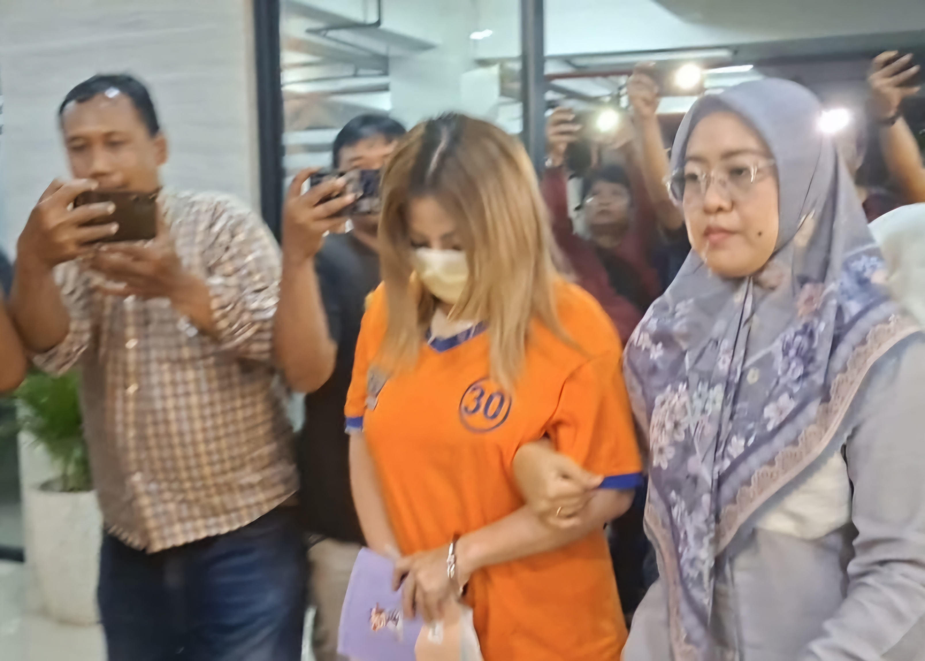 PROSES : Jan Hwa Diana saat ditetapkan tersangka oleh Polda Jatim. Saat ini berkas perkara kasus penggelapan ijazah sudah diterima Kejati Jatim. (M MAHRUS/RADAR SURABAYA)