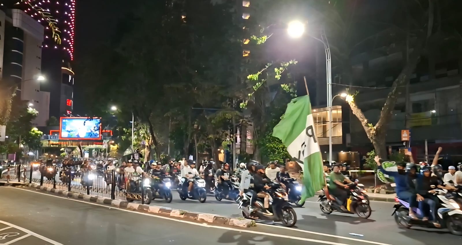 RAMAI : Suporter Persebaya Surabaya melakukan konvoi untuk merayakan Anniversary Persebaya Surabaya ke-98, Selasa (17/6). (M MAHRUS/RADAR SURABAYA)