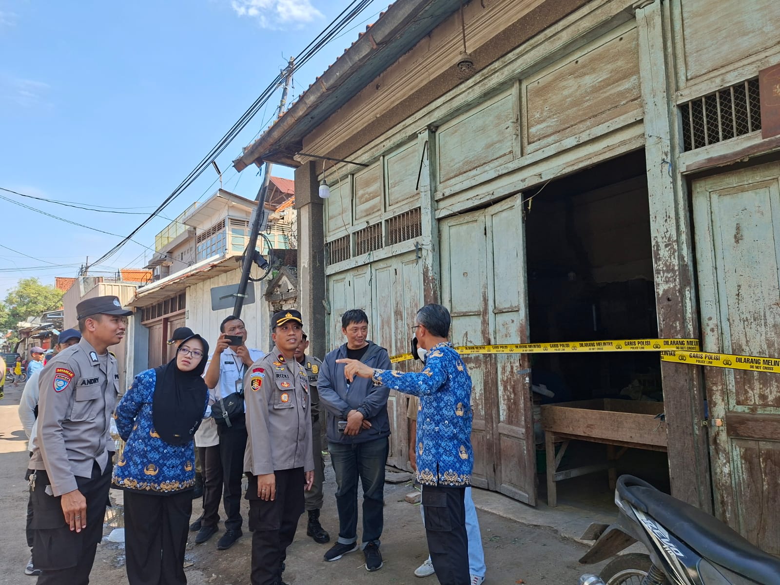 DISELAMATKAN : Tiga pilar Tegalsari saat berada di lokasi rumah di Jalan Keputran, Surabaya, yang sempat dikuasai LSM. Rumah tersebut disegel karena masih digunakan jualan. (MAHRUS/RADAR SURABAYA)