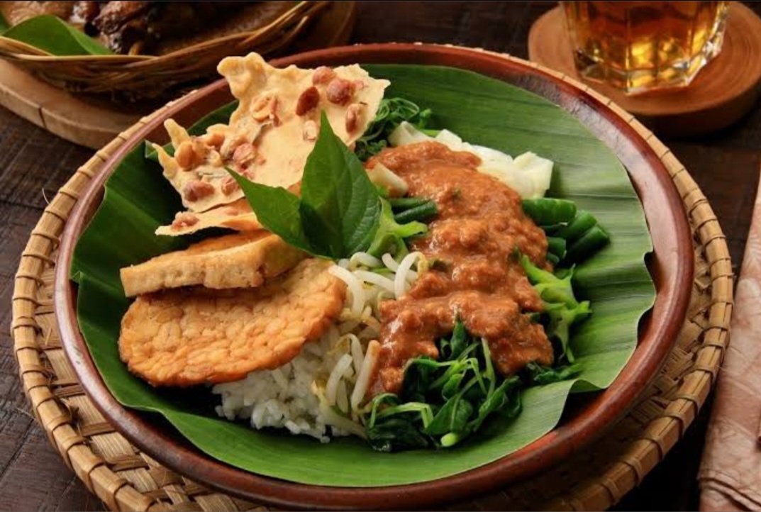 Nasi pecel adalah salah satu kuliner tradisional yang digemari banyak orang, khususnya untuk sarapan.