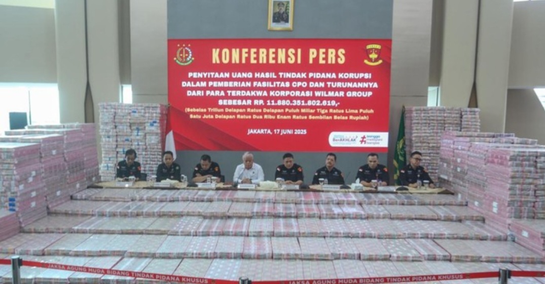 Gunungan uang Rp 11,8 triliun hasil sitaan dari kasus ekspor ilegal CPO hasil sitaan Kejagung.
