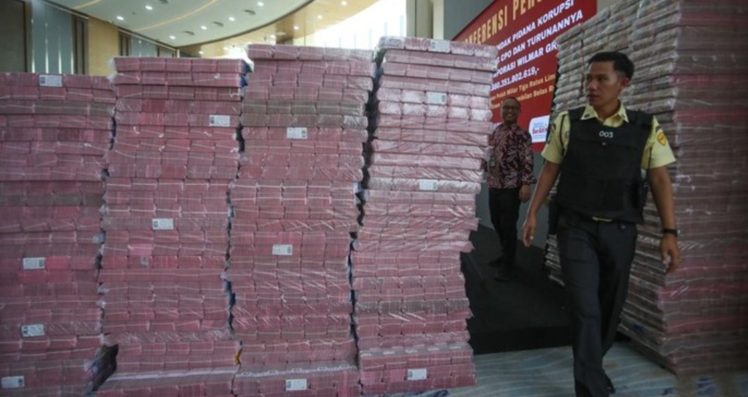 Tumpukan uang tersebut menjadi gambaran besarnya kerugian akibat kasus tersebut.