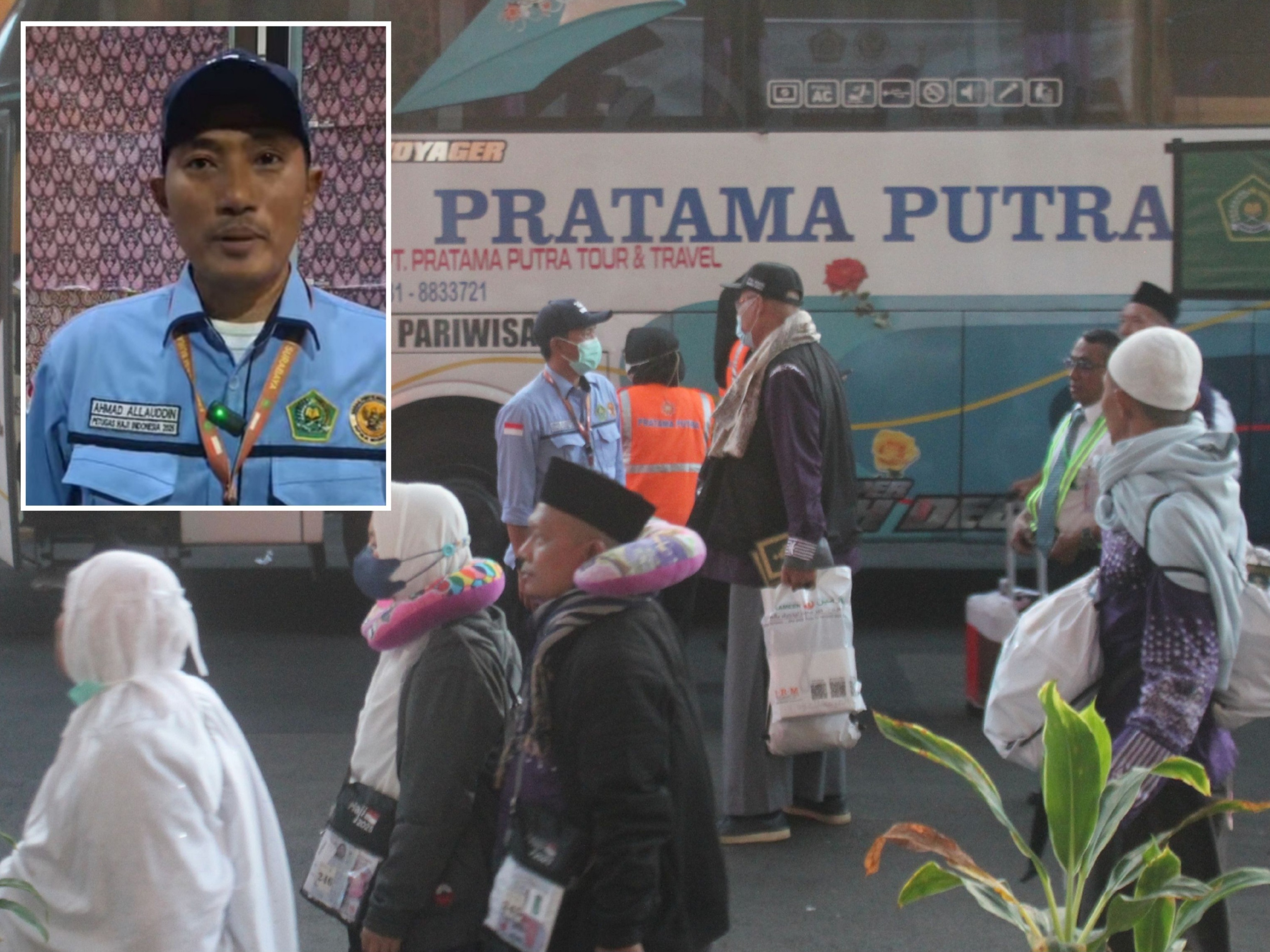 SUKA DAN DUKA: Ahmad Allauddin (memakai baju biru), Ketua Kloter SUB 16 Jemaah Haji Surabaya yang juga petugas saat tiba di Asrama Haji Debarkasi Surabaya turut membantu mobilitas jemaah.