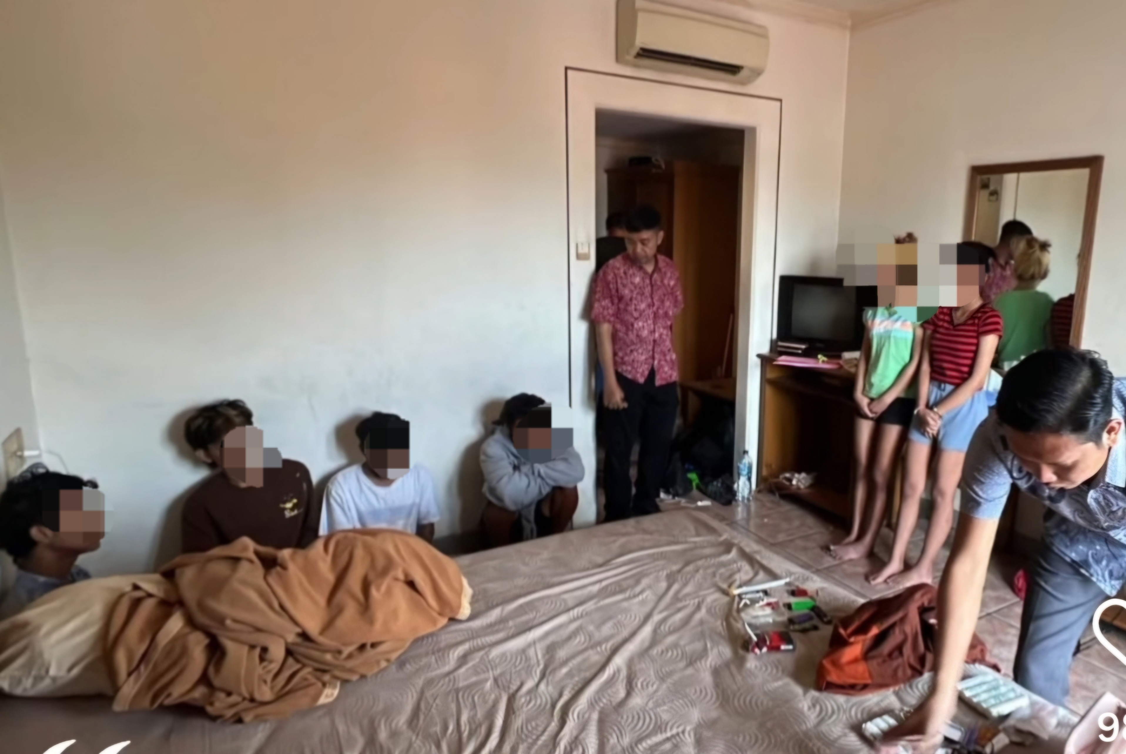 DITETAPKAN : Dua orang ditetapkan sebagai tersangka jadi pengedar sabu. Dua tersangka ini bersama RAB yang dilaporkan hilang dan ditemukan di hotel kawasan Tegalsari, Surabaya. (IST/RADAR SURABAYA)