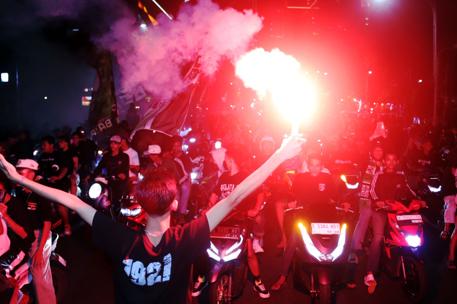PERAYAAN: Ribuan Suporter Persebaya Surabaya, Bonek memenuhi jalan Gubernur Suryo, untuk merayakan malam Anniversary 98 tahun Persebaya Surabaya, Rabu (18/6). (ANDY SATRIA/RADAR SURABAYA)
