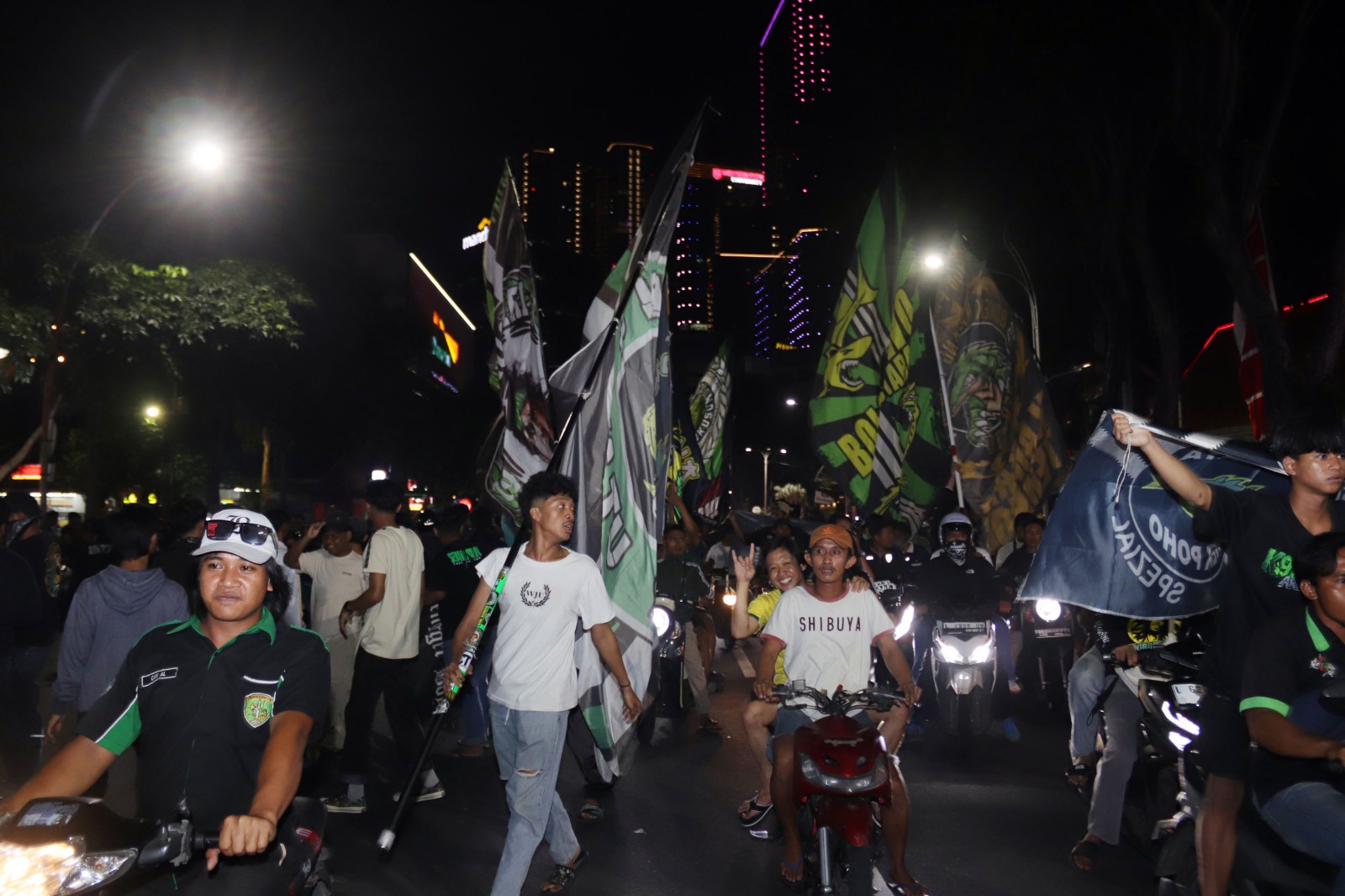 SEMARAK : Ribuan supoter turun ke jalan. Ada yang yang mengendarai motor hingga jalan kaki merayakan Anniversary Persebaya Surabaya ke-98.  (ANDY SATRIA/RADAR SURABAYA)