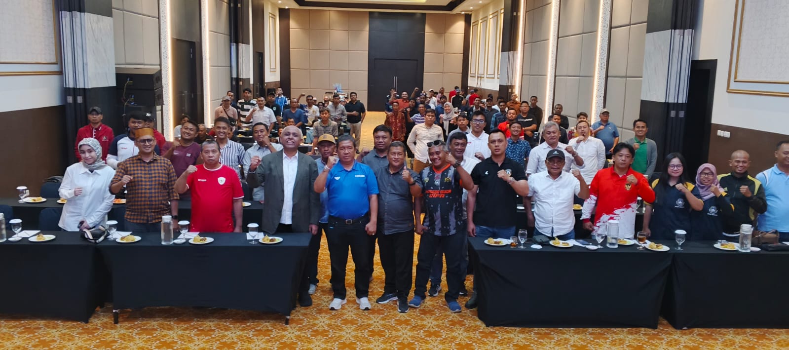 Ketua Asprov PSSI Jatim Ahmad Riyadh memimpin langsung manager meeting Piala Suratin U-17 Jatim.