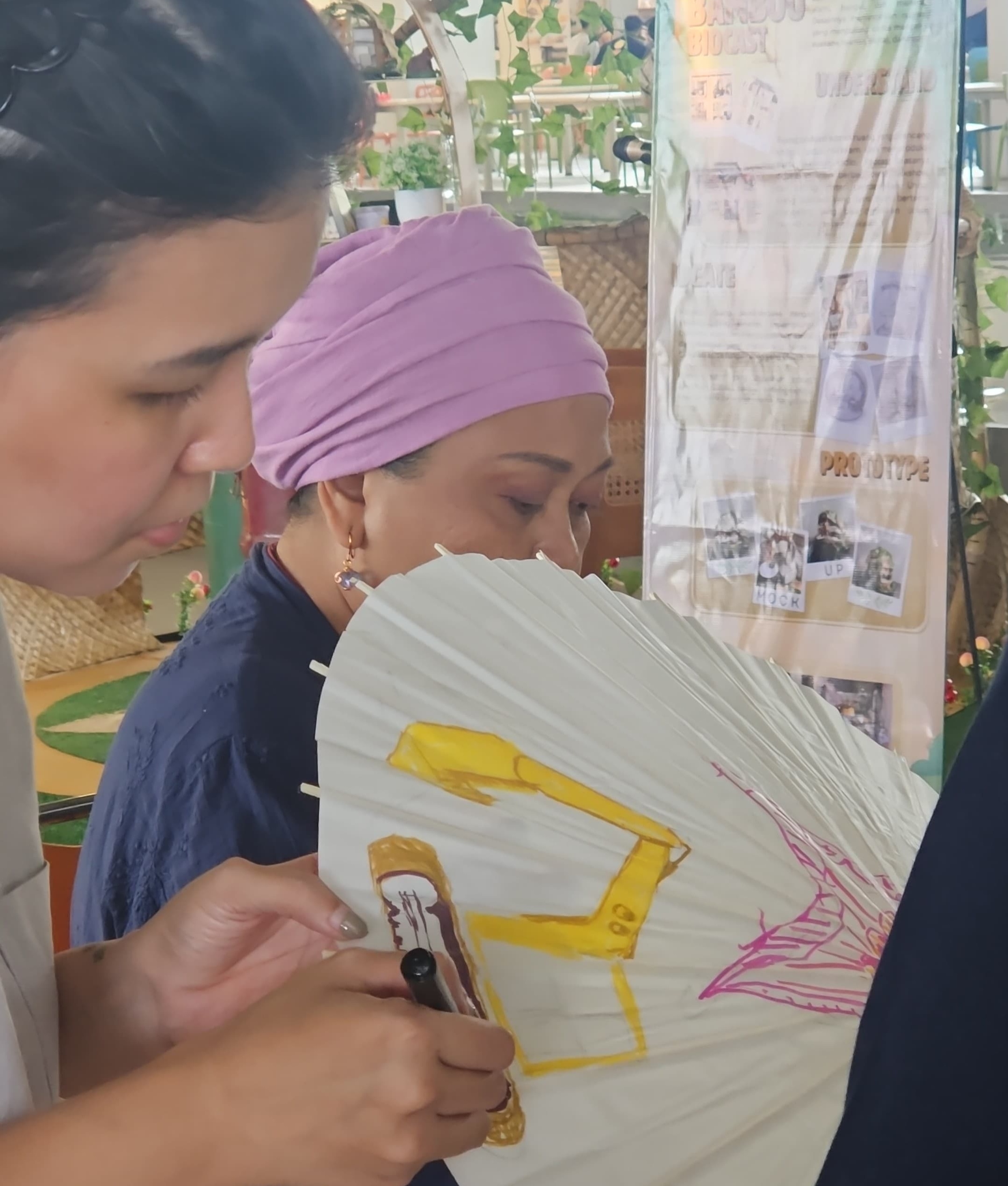 Goresan kondisi penambangan di Raja Ampat di atas payung yang tersaji dalam pameran IDE+2025.
