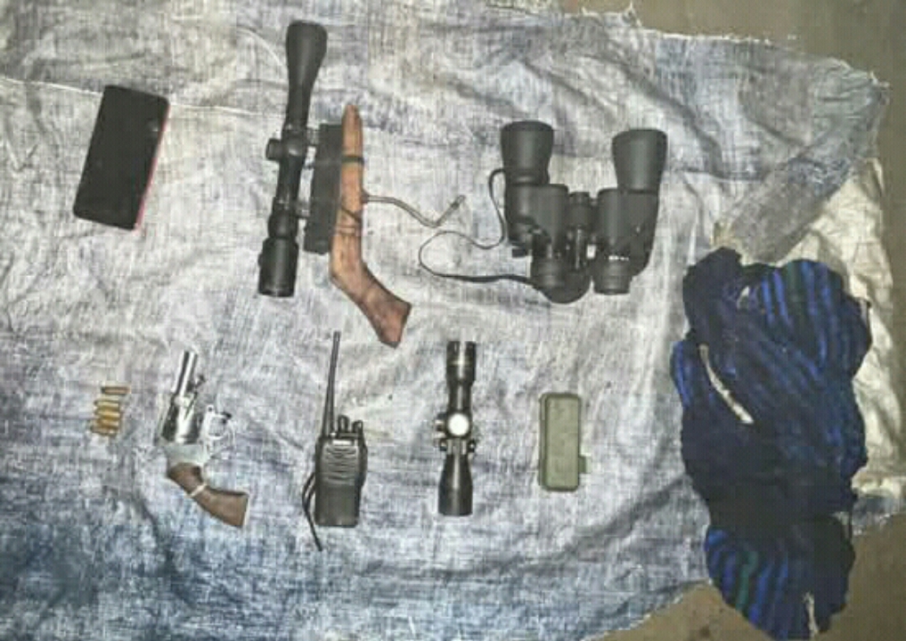 Barang bukti senjata dan perlengkapan OPM disita anggota petugas. (TNI)