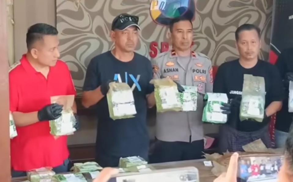 BARANG BUKTI : Polisi menunjukkan barang bukti sabu yang ditemukan di Masalembu, Sumenep, Madura. (IST/RADAR SURABAYA)