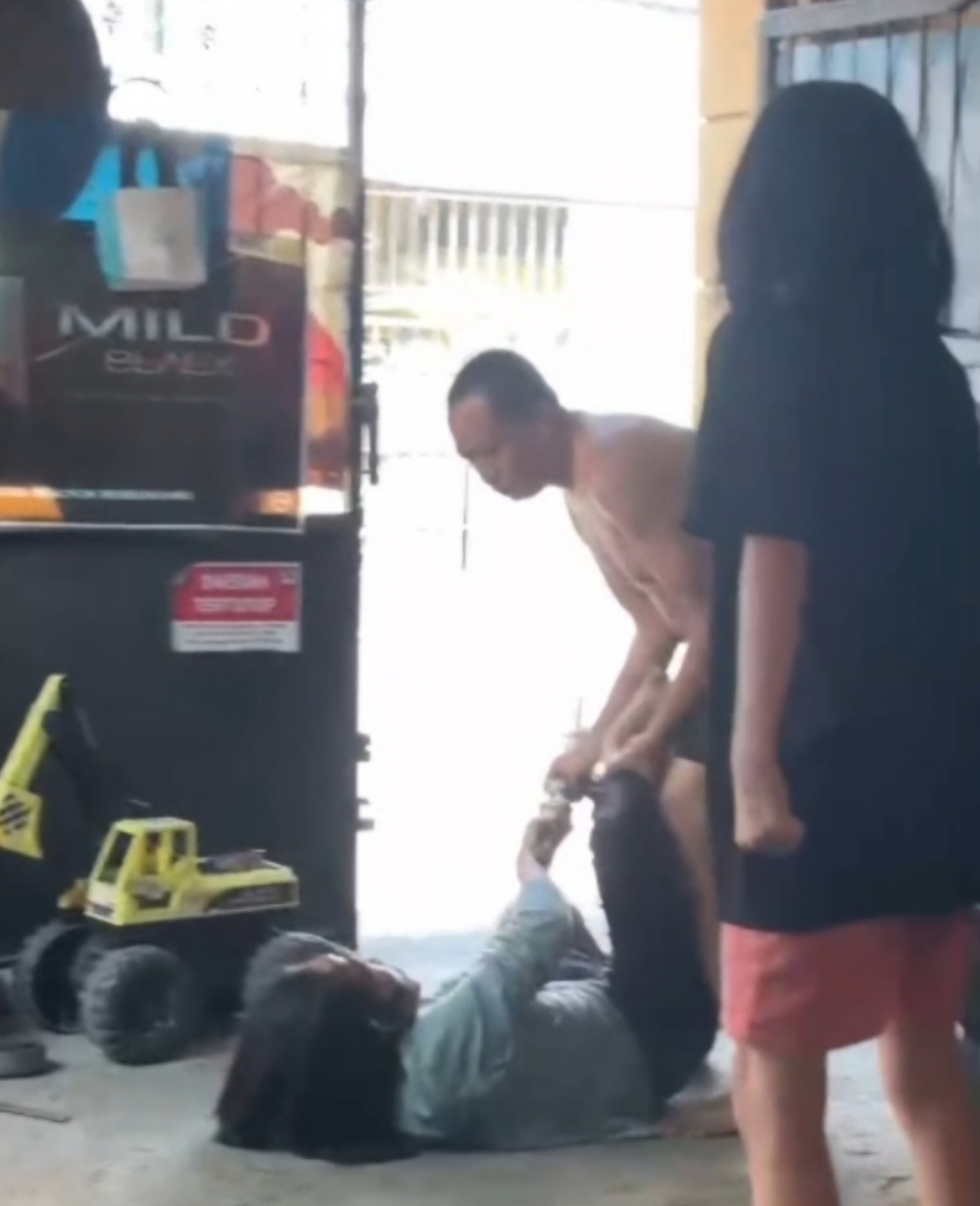 CUPLIKAN: Video viral di medsos seorang suami melakukan KDRT ke istri di Sambikerep, Surabaya. (IST/RADAR SURABAYA)