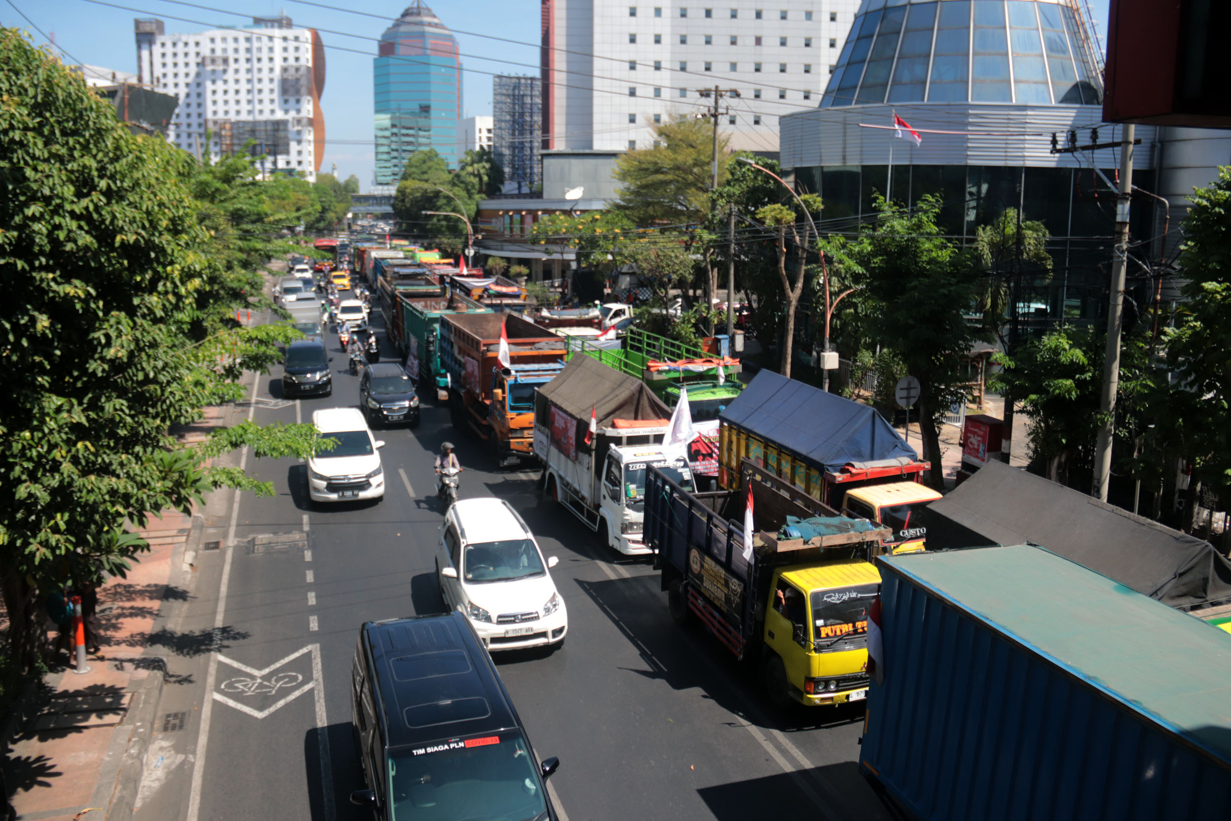 PADAT : Demo sopir truk pada September 2024 lalu. Kali ini, sopir truk akan melakukan aksi turun ke jalan di Surabaya. (ANDY SATRIA/RADAR SURABAYA)