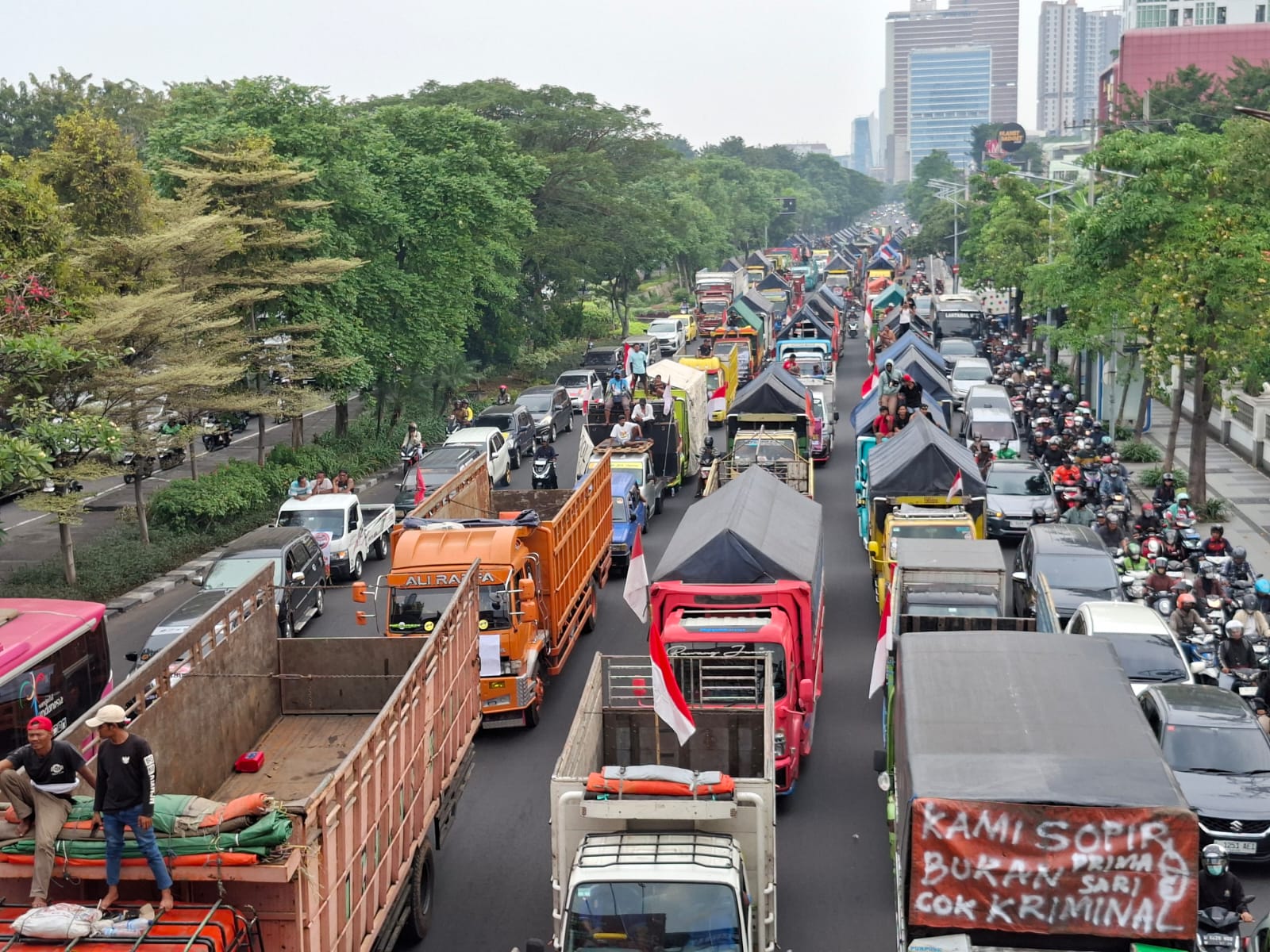 MENGULAR : Ratusan truk mulai masuk Kota Surabaya. Demo sopir truk ini akan menuju ke Kantor Gubernur Jatim. (MAHRUS/RADAR SURABAYA)
