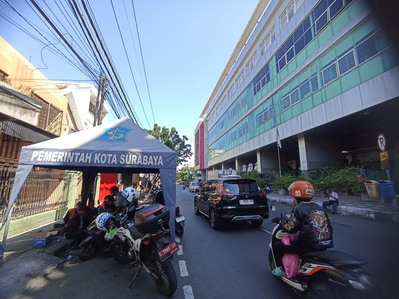 Posko yang disiagakan Dishub Surabaya untuk mengantisipasi kegiatan parkir liar di sekitar RSUD dr Soewandhie.