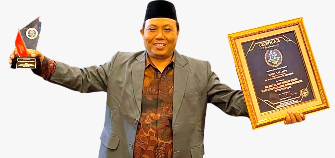 Kepala MIM Dupan Surabaya, Rohim SH.I, M.Pd menerima penghargaan Best Winner Top Innovation Leader Awards dengan kategori The Best Islamic Primary School in Creating Excellence Human of The Year 2025.