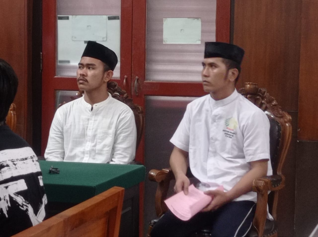 FOKUS : Kedua terdakwa saat menjalani sidang di PN Surabaya. Mereka barter sabu dengan motor hasil curanmor. (SURYANTO/RADAR SURABAYA)