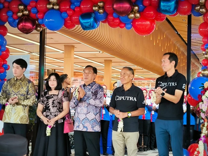 FASILITAS KOMERSIAL: Dari Kiri: Hendry Setyabudi, Alip dan istri, Sutoto Yakobus dan Lauw Hendra saat pembukaan Samudra Supermarket di CitraLand The GreenLake.