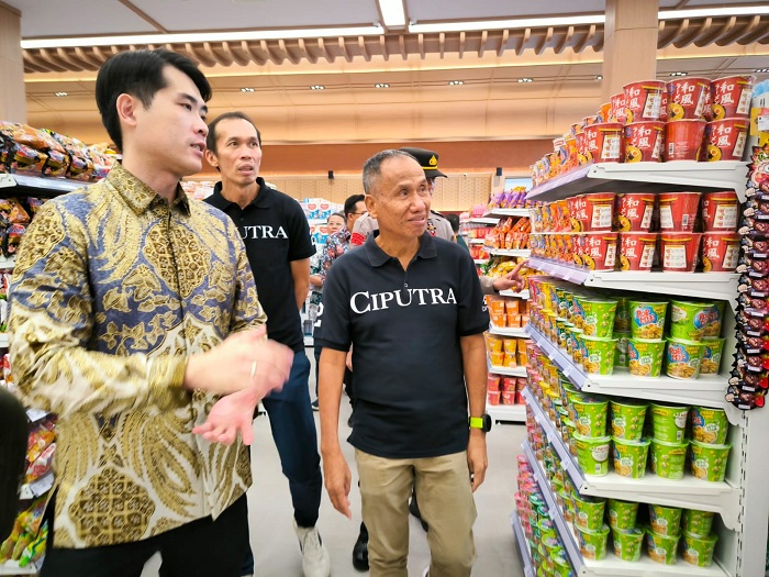 TINJAU: Dari Kanan: Sutoto Yakobus bersama Lauw Hendra dan Hendry Setyabudi saat meninjau store Samudra Supermarket di CitraLand The GreenLake yang mulai beroperasi.