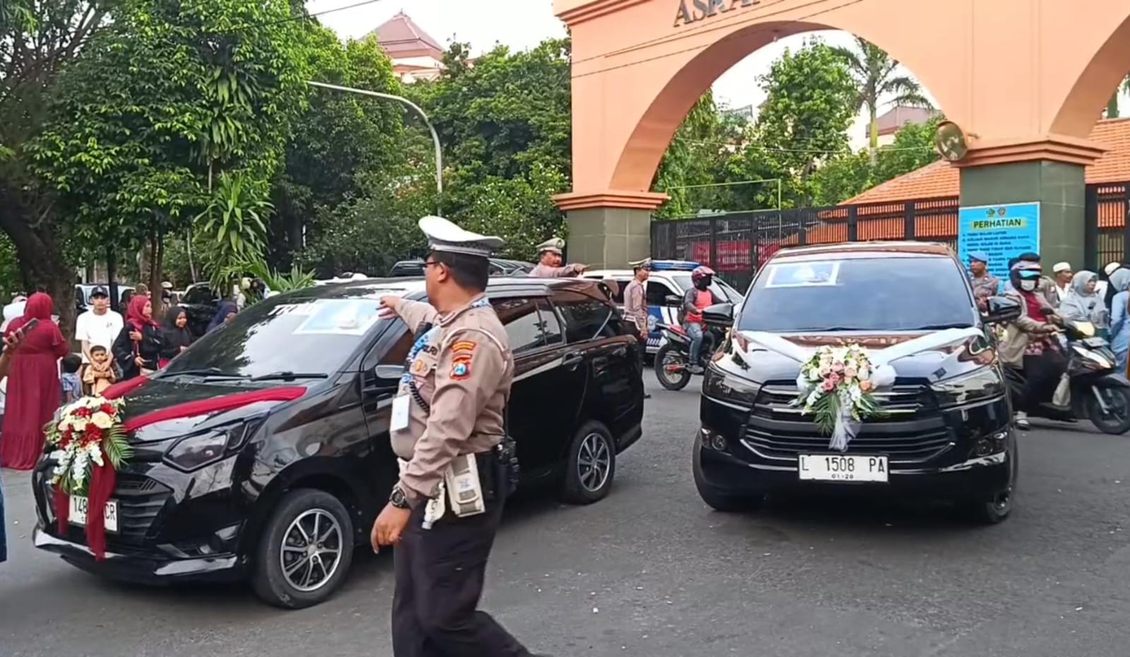 ADA-ADA SAJA: Mobil hias bak pengantin yang dihias untuk menjemput jemaah haji di Asrama Haji Debarkasi Surabaya, Kamis (19/6) sore.